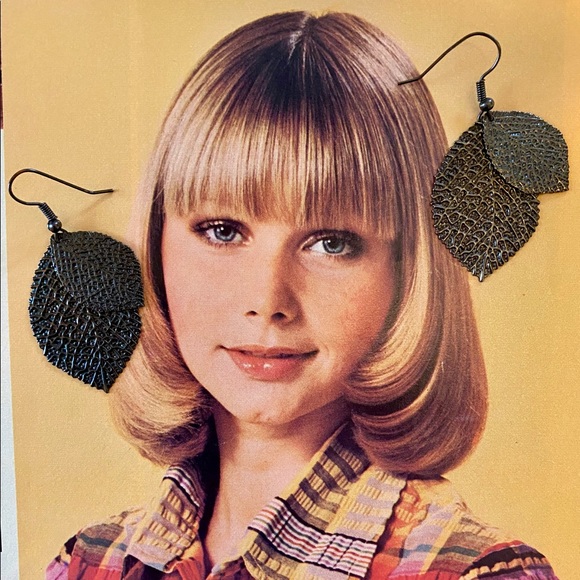 Jewelry - Leaf earrings 🖤